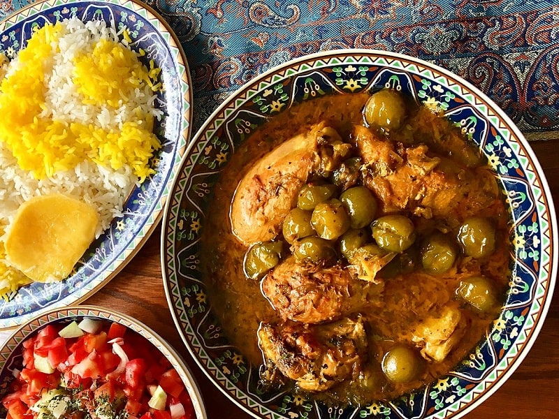 خورشت گوجه سبز با مرغ 